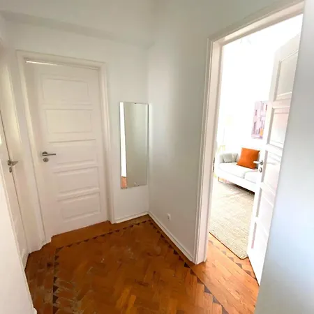 Apartment Sunny With A Balcony Lissabon